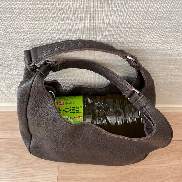 Bottega Veneta(ボッテガヴェネタ)のボッテガべネタ　ショルダーバッグ　ハンドバッグ　正規品　鞄　茶色　BOTTEGA レディースのバッグ(ハンドバッグ)の商品写真