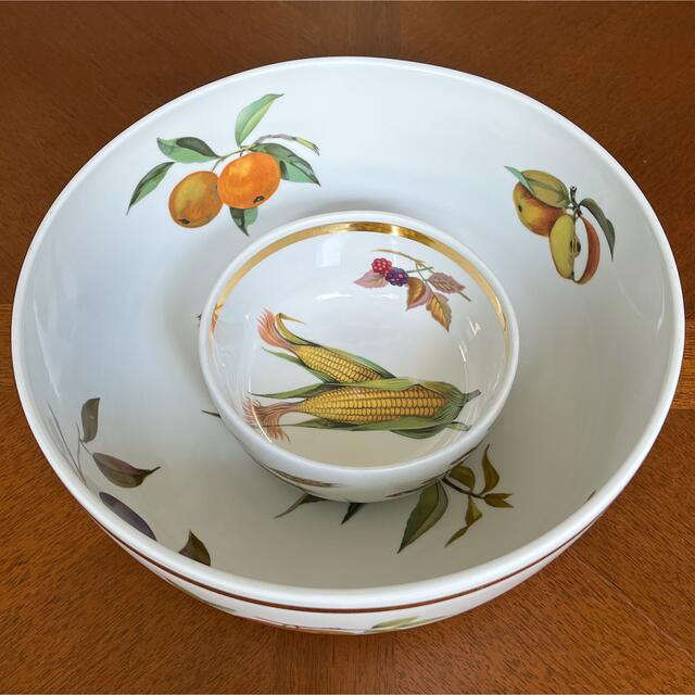 Royal Worcester(ロイヤルウースター)のロイヤルウースター★イヴシャム★ボウル　2点と蓋つきココット2点 インテリア/住まい/日用品のキッチン/食器(食器)の商品写真