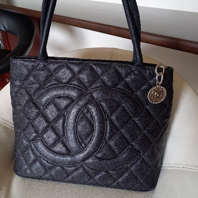 CHANEL(シャネル)のシャネル復刻トートキャビヤスキン　正規品美品　ヴィトンロエベグッチセリーヌ好き レディースのバッグ(トートバッグ)の商品写真