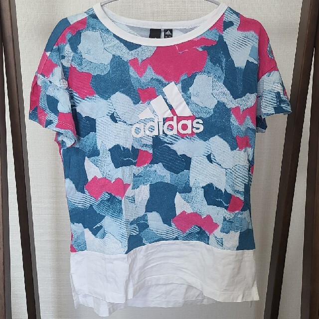 adidas(アディダス)のadidas　カモフラ　Tシャツ レディースのトップス(Tシャツ(半袖/袖なし))の商品写真