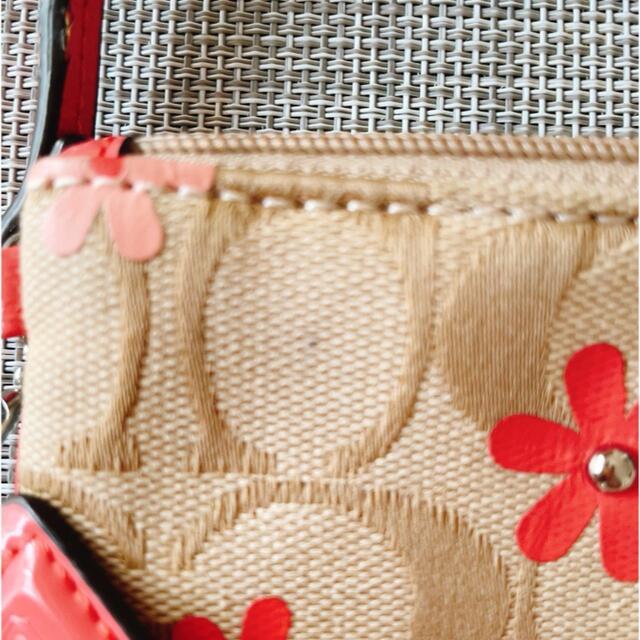 COACH(コーチ)の【coach】花柄 シグネチャー スタッズミニポーチ ベージュ／ピンク レディースのファッション小物(ポーチ)の商品写真