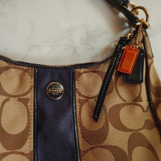 COACH(コーチ)のコーチ coach　シグネチャー　キャンバス　ネイビー　ブラウン レディースのバッグ(ショルダーバッグ)の商品写真