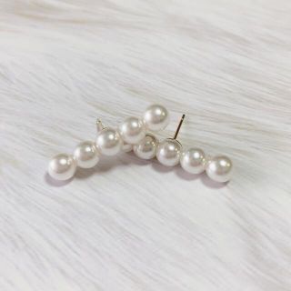 【新品】人気デザイン♡6mmイミテーションパール５連ピアス(ピアス)