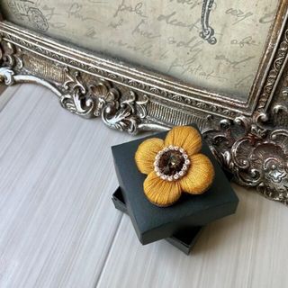 スワロフスキー(SWAROVSKI)のぷっくり艶めくお花の刺繍ブローチorポニーフック　マスタード　山吹色　からし色(コサージュ/ブローチ)