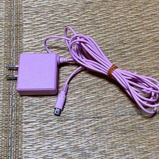 ピンク色の充電器　株式会社ALLONE　 PSEマーク有(バッテリー/充電器)