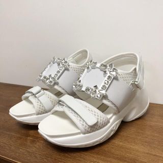 ロジェヴィヴィエ(ROGER VIVIER)の大人気！ビジュー付きサンダル(サンダル)