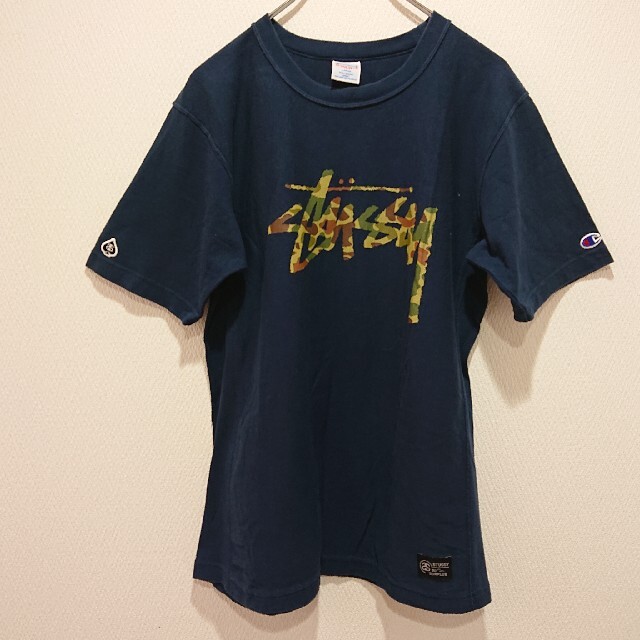 STUSSY(ステューシー)の《コラボ》Champion×STUSSY 迷彩ロゴ ネイビー メンズのトップス(Tシャツ/カットソー(半袖/袖なし))の商品写真