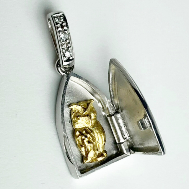 開運 厄除 フクロウ ペンダントトップ WG K18 純金 ダイヤ入り レディースのアクセサリー(ネックレス)の商品写真