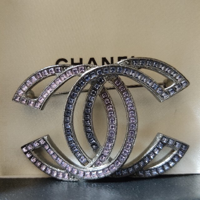 最大10%OFFクーポン CHANEL - CHANEL ブローチ ココマーク ライン