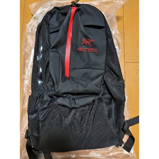 ARC'TERYX(アークテリクス)の【新品】アロー 22 アークテリクス ブラック レッドテトラ arro22 メンズのバッグ(バッグパック/リュック)の商品写真