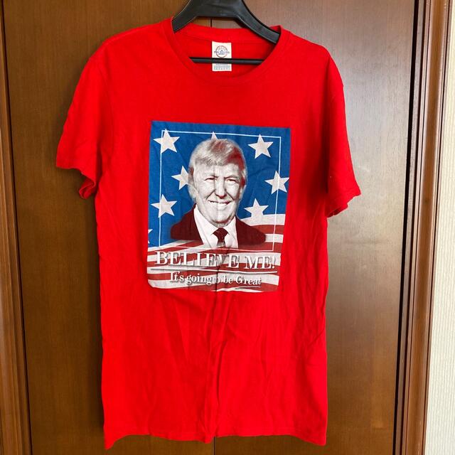 【ドナルドトランプ】Tシャツ 大統領 アメリカ プリント 赤 国旗 USA レディースのトップス(Tシャツ(半袖/袖なし))の商品写真