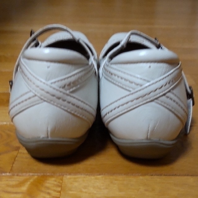 asics(アシックス)のアシックス pedala パンプス アイボリー 23cm 2E レディースの靴/シューズ(ハイヒール/パンプス)の商品写真