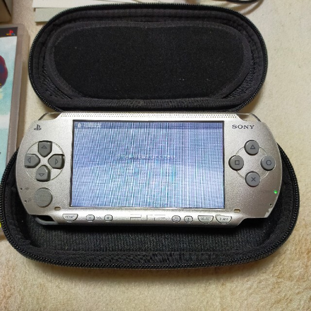 PlayStation Portable(プレイステーションポータブル)のPSP-1000 シルバー ソフト6点セット エンタメ/ホビーのゲームソフト/ゲーム機本体(携帯用ゲーム機本体)の商品写真