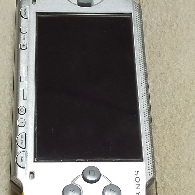 PlayStation Portable(プレイステーションポータブル)のPSP-1000 シルバー ソフト6点セット エンタメ/ホビーのゲームソフト/ゲーム機本体(携帯用ゲーム機本体)の商品写真