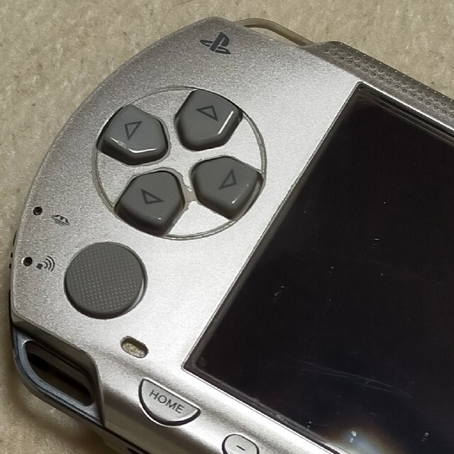 PlayStation Portable(プレイステーションポータブル)のPSP-1000 シルバー ソフト6点セット エンタメ/ホビーのゲームソフト/ゲーム機本体(携帯用ゲーム機本体)の商品写真