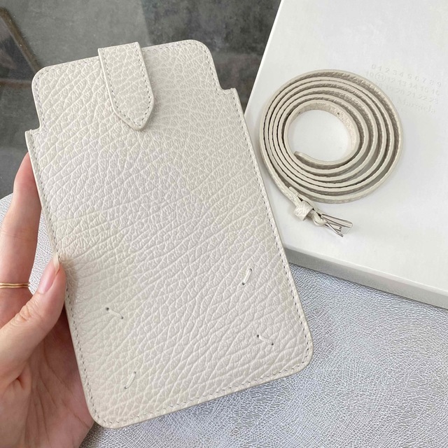 Maison Martin Margiela(マルタンマルジェラ)のラスト１【新品】メゾン マルジェラ ネックストラップ付き iPhoneケース 白 スマホ/家電/カメラのスマホアクセサリー(iPhoneケース)の商品写真