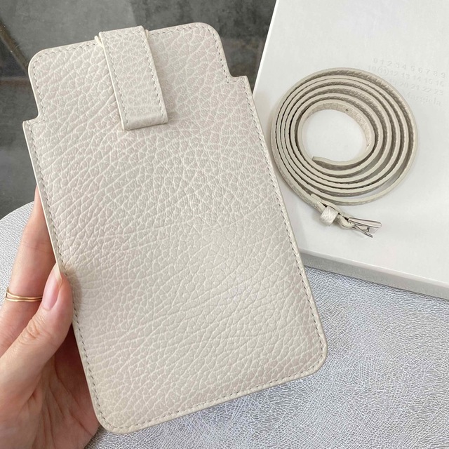 Maison Martin Margiela(マルタンマルジェラ)のラスト１【新品】メゾン マルジェラ ネックストラップ付き iPhoneケース 白 スマホ/家電/カメラのスマホアクセサリー(iPhoneケース)の商品写真