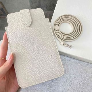 マルタンマルジェラ(Maison Martin Margiela)のラスト１【新品】メゾン マルジェラ ネックストラップ付き iPhoneケース 白(iPhoneケース)