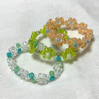 ハンドメイド　handmade 春　カラフルフラワービーズリング3点セット🌸(リング)