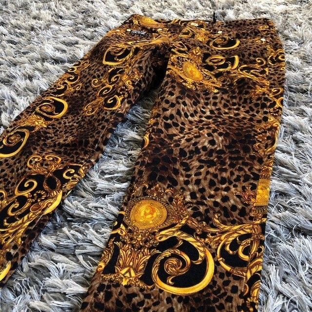 VERSACE(ヴェルサーチ)の値下 ヴェルサーチ デニム ヴェルサーチェ　ヴァレンティノ　サンローラン レディースのパンツ(スキニーパンツ)の商品写真