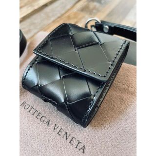 ボッテガヴェネタ(Bottega Veneta)のBOTTEGA VENETA(ボッテガヴェネタ)ブラック レザー airpods(ショルダーバッグ)