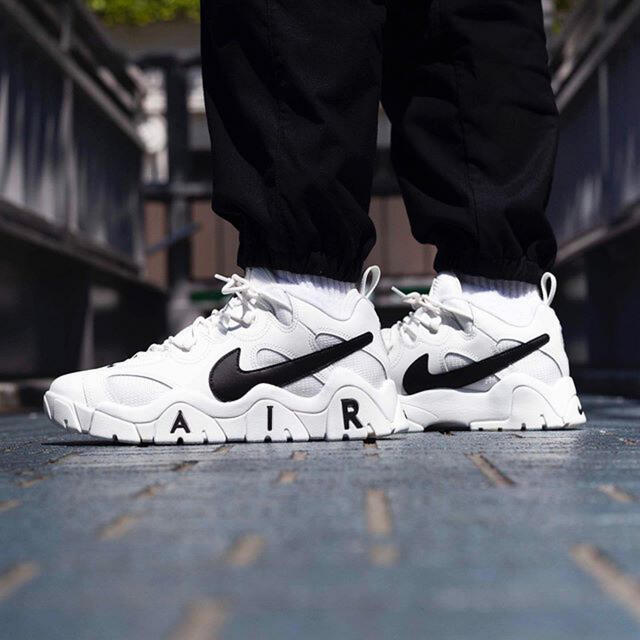 NIKE - NIKE AIR BARRAGE LOW "WHITE/BLACK" 30cmの通販 by avicii