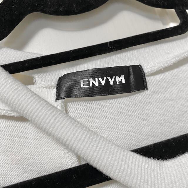 ENVYM(アンビー)のENVYM アンビー　ネックポイントベルト Tシャツ　ホワイト レディースのトップス(Tシャツ(半袖/袖なし))の商品写真