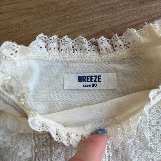 BREEZE(ブリーズ)の【新品未使用】BREEZEレースカットソー80サイズ キッズ/ベビー/マタニティのキッズ服女の子用(90cm~)(Tシャツ/カットソー)の商品写真