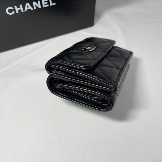 CHANEL(シャネル)の【美品】CHANEL シャネル　マトラッセ　ラムスキン　三つ折り　黒　財布 レディースのファッション小物(財布)の商品写真