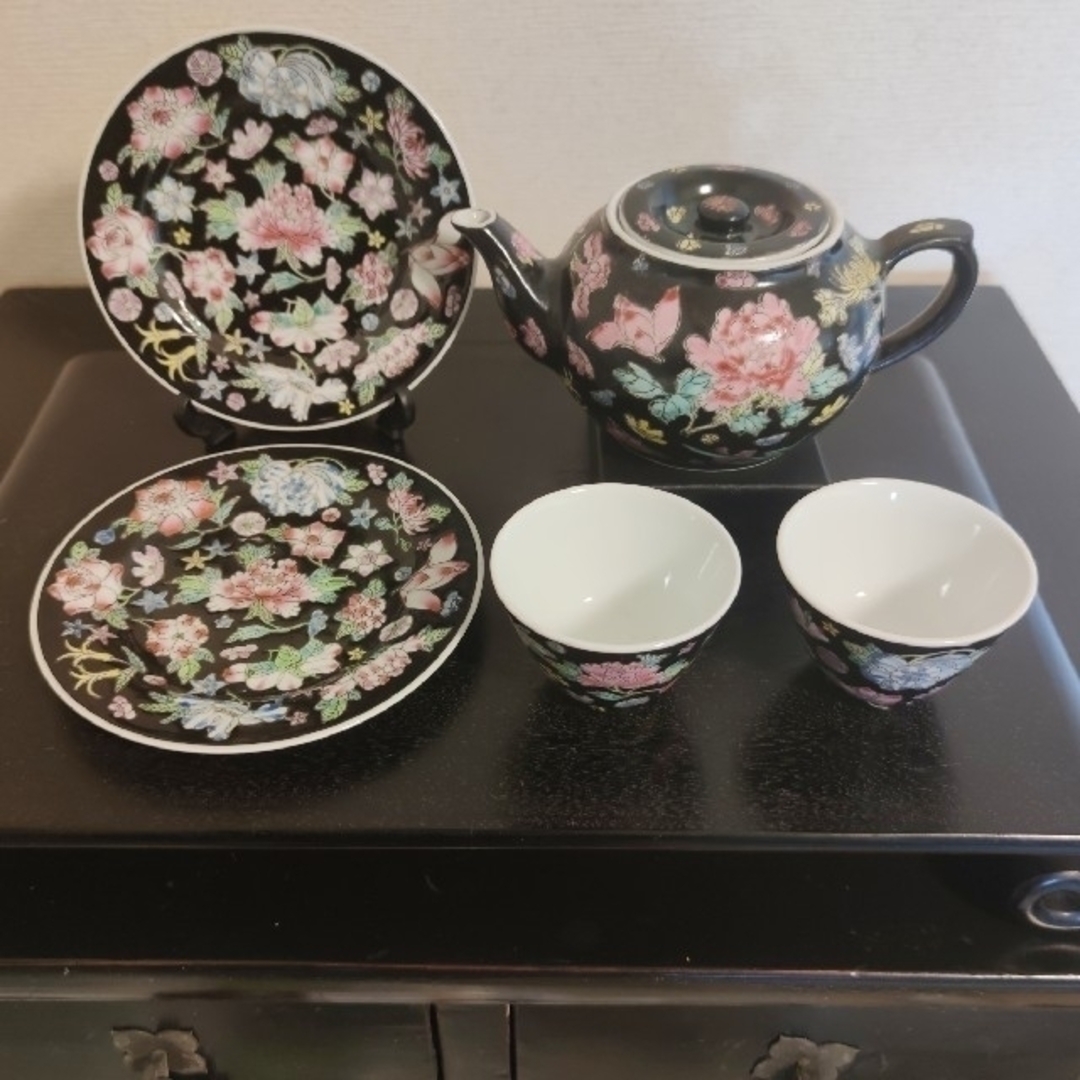 景徳鎮 茶器と皿 二人用 ５点セット 粉彩洋蓮 花柄 黒 | フリマアプリ ラクマ