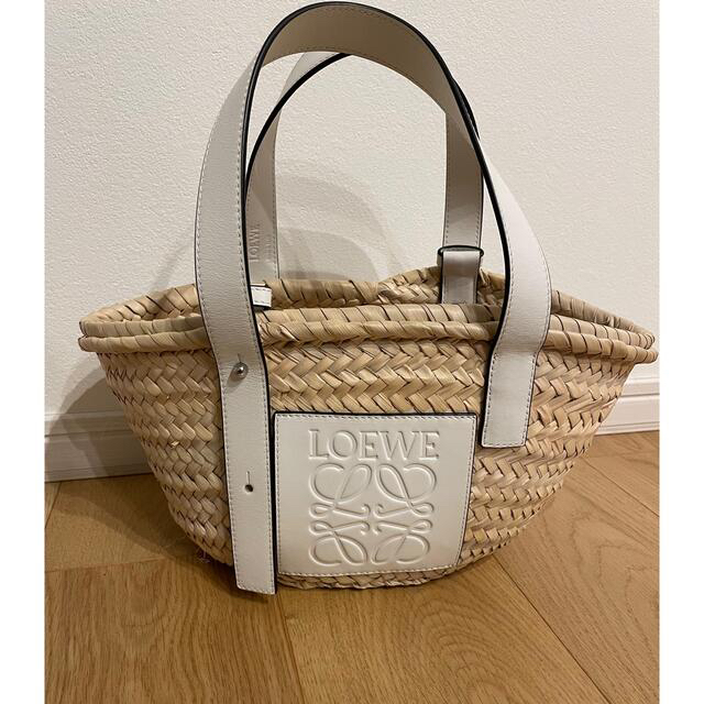 LOEWE(ロエベ)のロエベ  カゴバッグ　ホワイト レディースのバッグ(かごバッグ/ストローバッグ)の商品写真