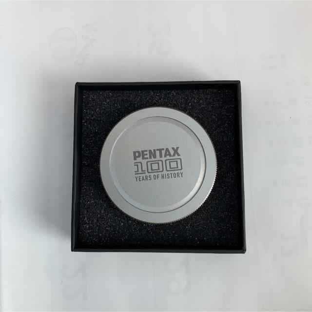 PENTAX(ペンタックス)のペンタックス100周年カメラ用ボディキャップ スマホ/家電/カメラのカメラ(デジタル一眼)の商品写真