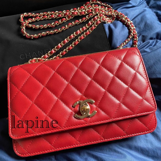 CHANEL(シャネル)のCHANELマトラッセチェーンウォレット  赤　ロゴプレート レディースのバッグ(ショルダーバッグ)の商品写真