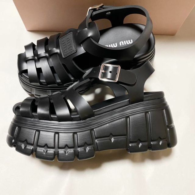 最新作の miumiu - 新品未使用!送料込み☆MiuMiu☆ラバー フラット