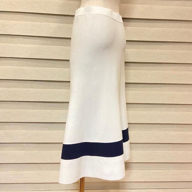ADORE(アドーア)のアドーア ADORE フレア ロング スカート ニット生地 38 白 ＋ 紺 レディースのスカート(ロングスカート)の商品写真