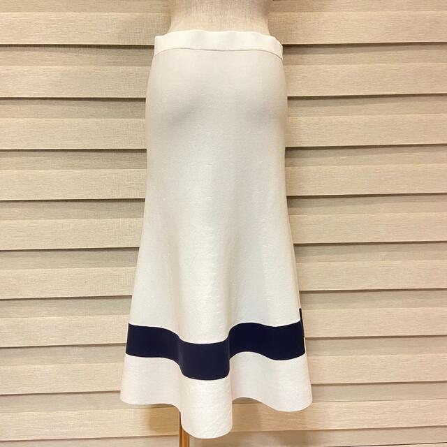ADORE(アドーア)のアドーア ADORE フレア ロング スカート ニット生地 38 白 ＋ 紺 レディースのスカート(ロングスカート)の商品写真