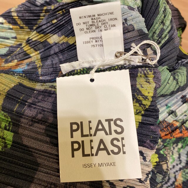 PLEATS PLEASE ISSEY MIYAKE(プリーツプリーズイッセイミヤケ)の春セール　イッセイミヤケ　プリーツプリーズ　オールインワン　新品 レディースのパンツ(オールインワン)の商品写真