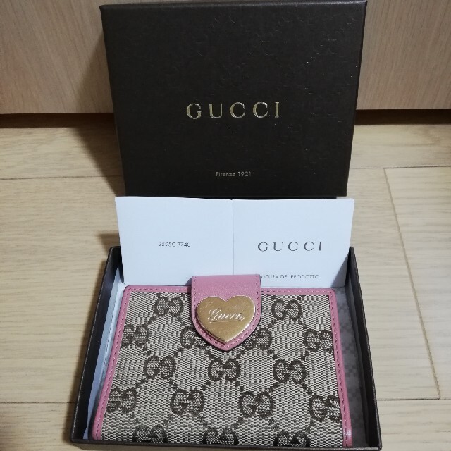 Gucci(グッチ)の【Y子様専用】【美品】GUCCI 定期入れ パスケース ピンク ハート レディースのファッション小物(名刺入れ/定期入れ)の商品写真