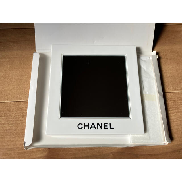 CHANEL(シャネル)の未使用 CHANEL 両面 スタンドミラー ノベルティ 非売品 コスメ/美容のコスメ/美容 その他(その他)の商品写真