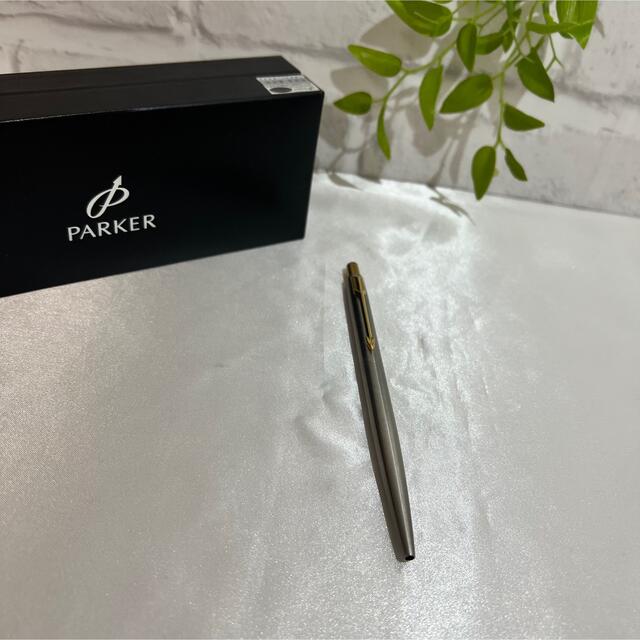 Parker(パーカー)の美品★PARKERパーカー　ボールペン　黒色 替え芯付き　シルバー/ゴールド インテリア/住まい/日用品の文房具(ペン/マーカー)の商品写真