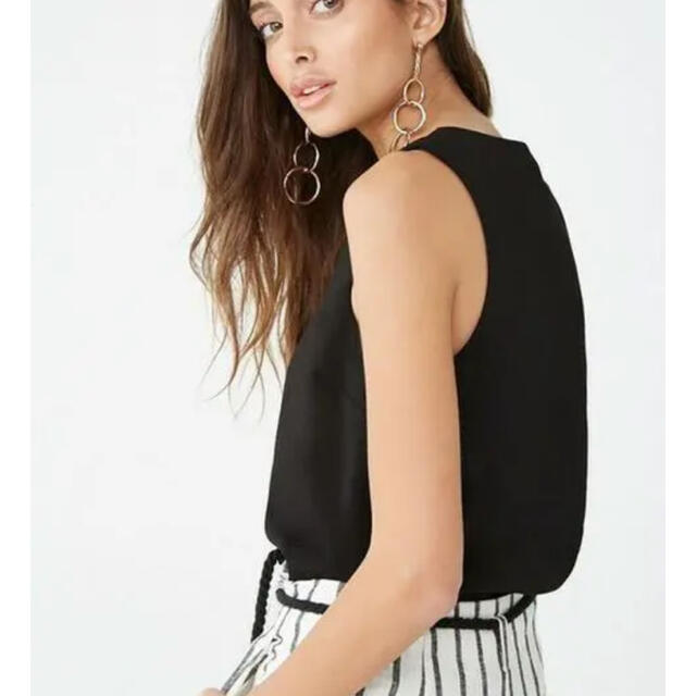 FOREVER 21(フォーエバートゥエンティーワン)の一回着用　forever21 ノースリーブブラウス　ブラック レディースのトップス(シャツ/ブラウス(半袖/袖なし))の商品写真