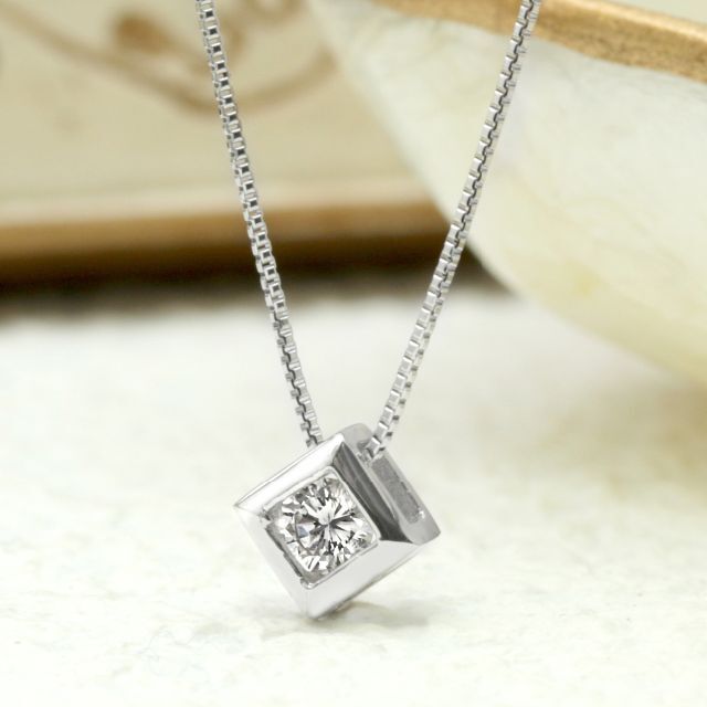 アクセサリースクエアデザインネックレス１粒ダイヤモンド0.10ct　K18WG