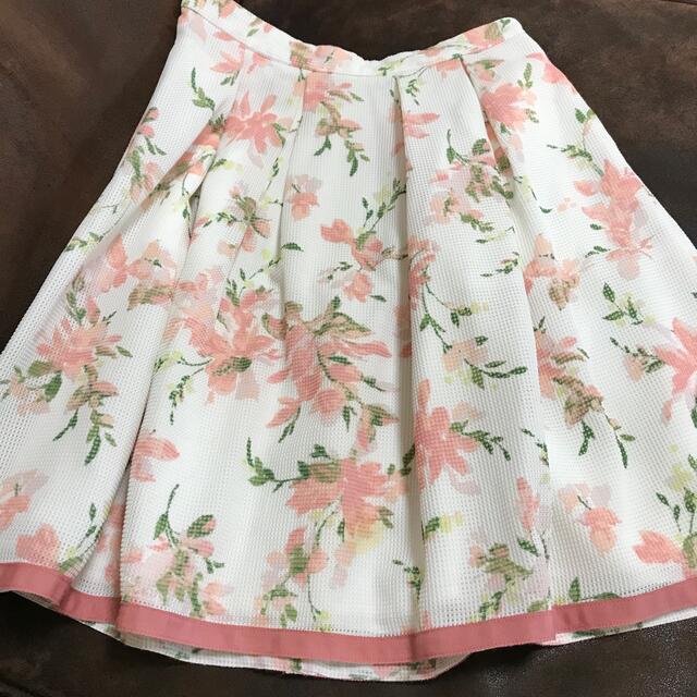 JUSGLITTY(ジャスグリッティー)の花柄スカート レディースのスカート(ひざ丈スカート)の商品写真