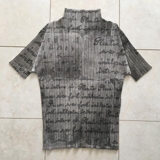 プリーツプリーズイッセイミヤケ(PLEATS PLEASE ISSEY MIYAKE)の英字プリント トップス(Tシャツ/カットソー(半袖/袖なし))