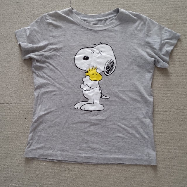 UNIQLO(ユニクロ)のUNIQLO　キッズ　KAWS×SNOOPY　半袖　ティシャツ　140 男女兼用 キッズ/ベビー/マタニティのキッズ服男の子用(90cm~)(Tシャツ/カットソー)の商品写真