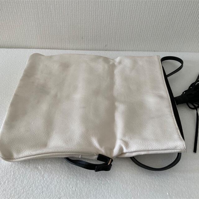 中古▶︎ショルダーバッグ　春　夏　ホワイト　フリンジ　軽い　おしゃれ　韓国 レディースのバッグ(ショルダーバッグ)の商品写真