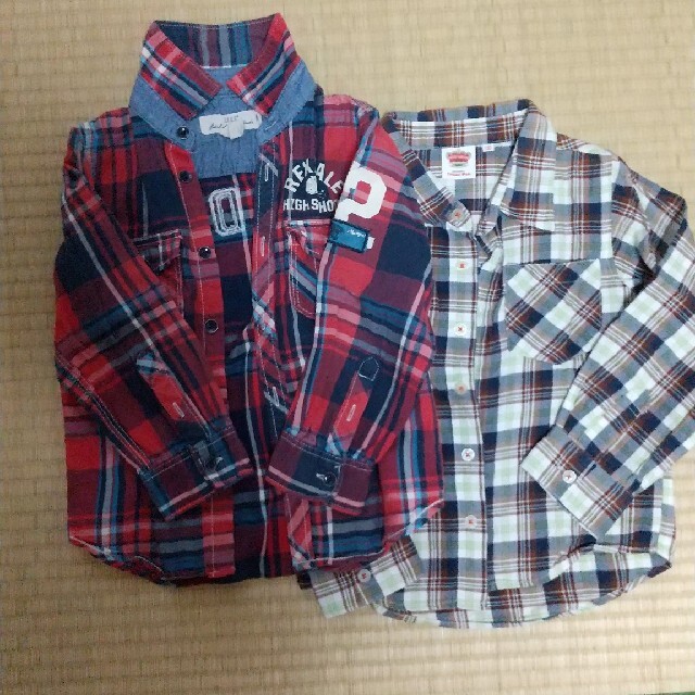 H&M(エイチアンドエム)の男の子チェックシャツ2枚 キッズ/ベビー/マタニティのキッズ服男の子用(90cm~)(Tシャツ/カットソー)の商品写真