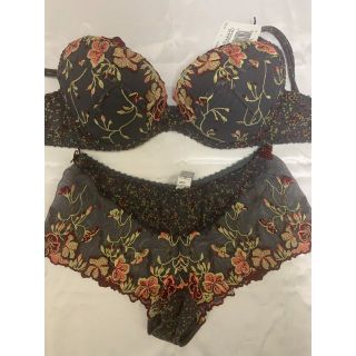 シモーヌペレール(Simone Perele)の超レア！AUBADE オーバドゥ　FLEUR DE POMMIER 75C/2(ブラ&ショーツセット)