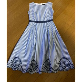 ローラアシュレイ(LAURA ASHLEY)の美品　ワンピース　ストライプ　フィットフレア(ひざ丈ワンピース)