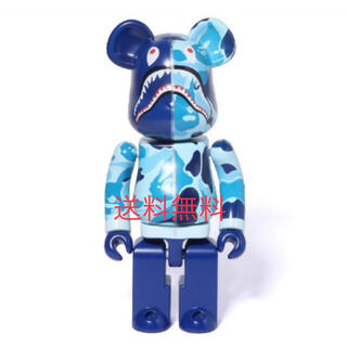 アベイシングエイプ(A BATHING APE)の超合金 BE@RBRICK BAPE CAMO SHARK BLUE 送料無料(キャラクターグッズ)